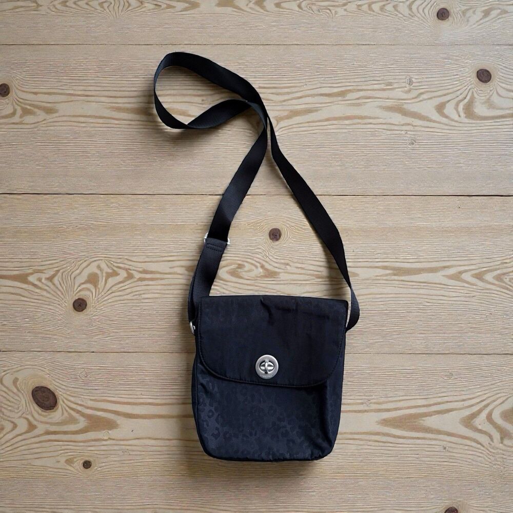 Baggallini Twist Lock Flap Crossbody Bag Black Cheetah Leopard Print Pockets